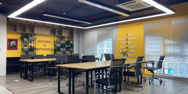 hinh ban van phong va trong nha d28aff01 - Mẫu văn phòng đẹp có tông màu vàng tươi sáng cùng nhiều mảng xanh