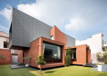 1633143358 nha 2 tang thiet ke hinh khoi hop la giai 2705f65e - Nhà 2 tầng thiết kế hình khối hộp, là giải pháp đón nắng đón gió độc đáo